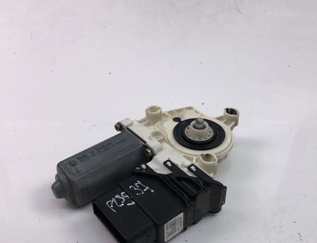 VOLKSWAGEN Golf Plus 1 generation (2004-2009) Маторчик стеклоподъемника передней правой двери 1K0959704C 20582972