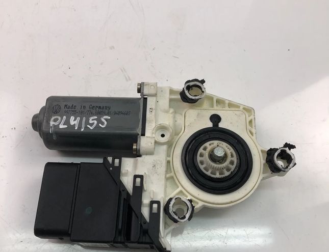 VOLKSWAGEN Golf Plus 1 generation (2004-2009) Маторчик стеклоподъемника передней правой двери 1K0959704C 20631857