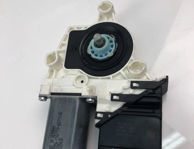 VOLKSWAGEN Tiguan 1 generation (2007-2017) Маторчик стеклоподъемника передней правой двери C12696110 23832175