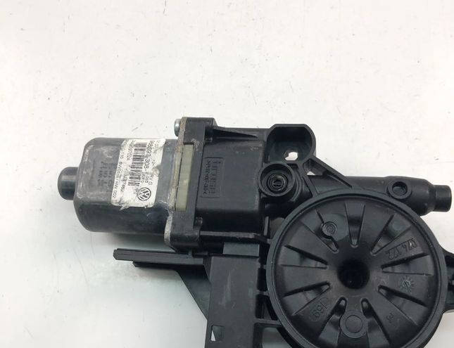 VOLKSWAGEN Passat B7 (2010-2015) Priekšējo labo durvju logu pacelšanas motorīts 3AA959702A 27802233