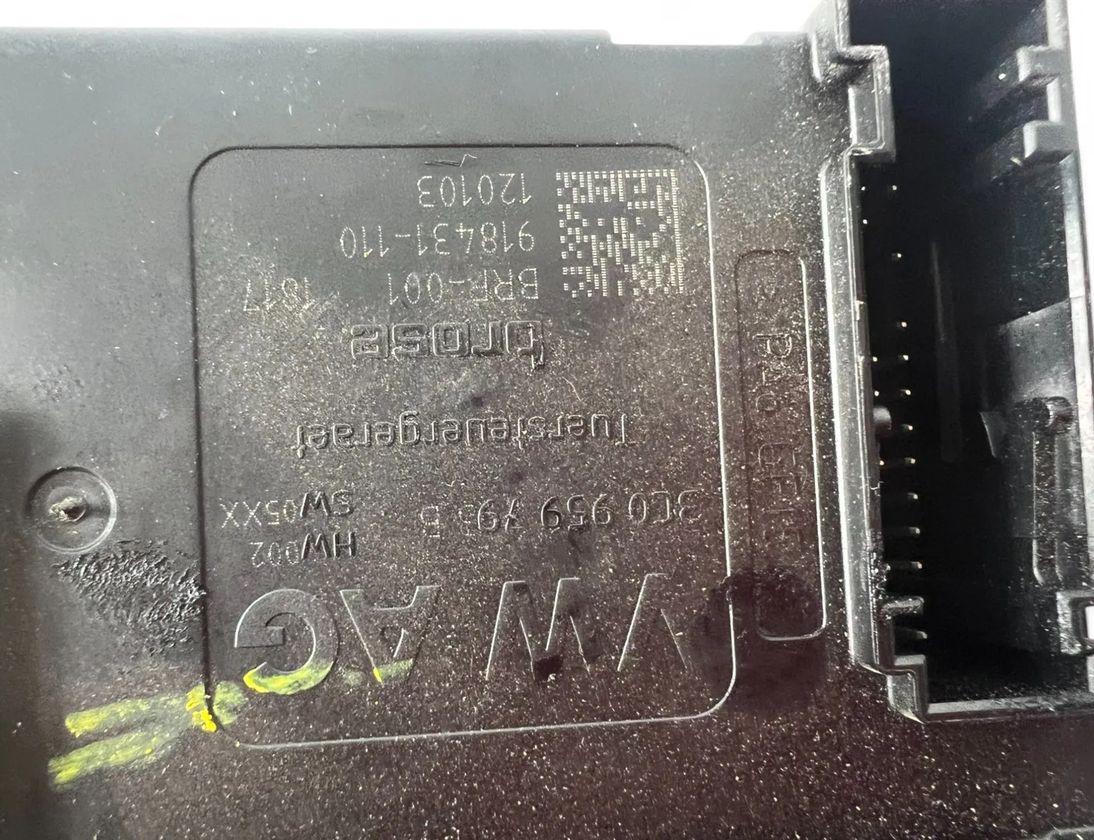 VOLKSWAGEN Golf 5 generation (2003-2009) Priekšējo labo durvju logu pacelšanas motorīts 0130822229 28909519