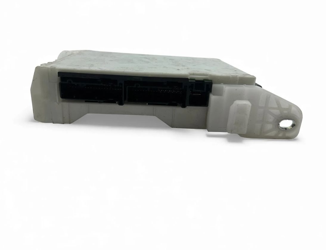 TOYOTA Yaris 4 generation (2020-2023) Fuse box 82730-K0080 33101733