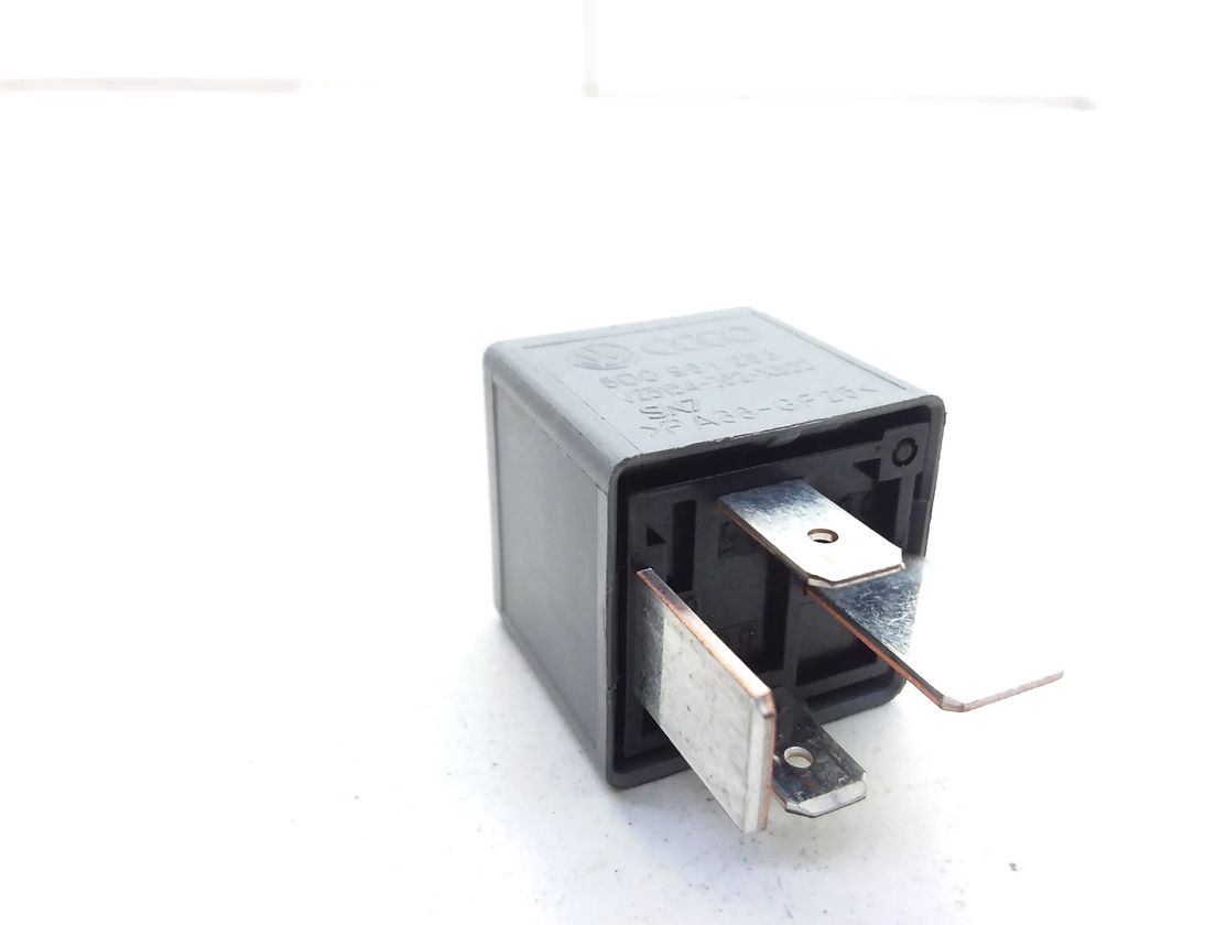 AUDI A4 B7/8E (2004-2008) Relays 8d0951253,V23134j52x300 11330529