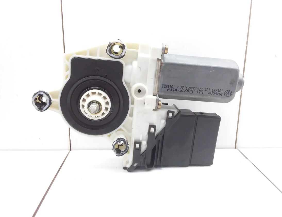 VOLKSWAGEN Golf 4 generation (1997-2006) Моторчик стеклоподъемника задней левой двери 1J4959811C,101389101,7746002302,1911821 25423124