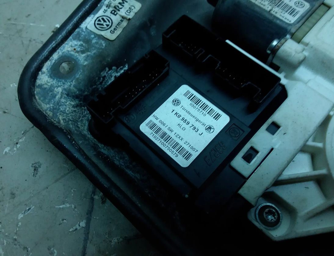 VOLKSWAGEN Golf 5 generation (2003-2009) Priekšējo kreiso durvju logu pacēlājs 1K0959793J 31494970