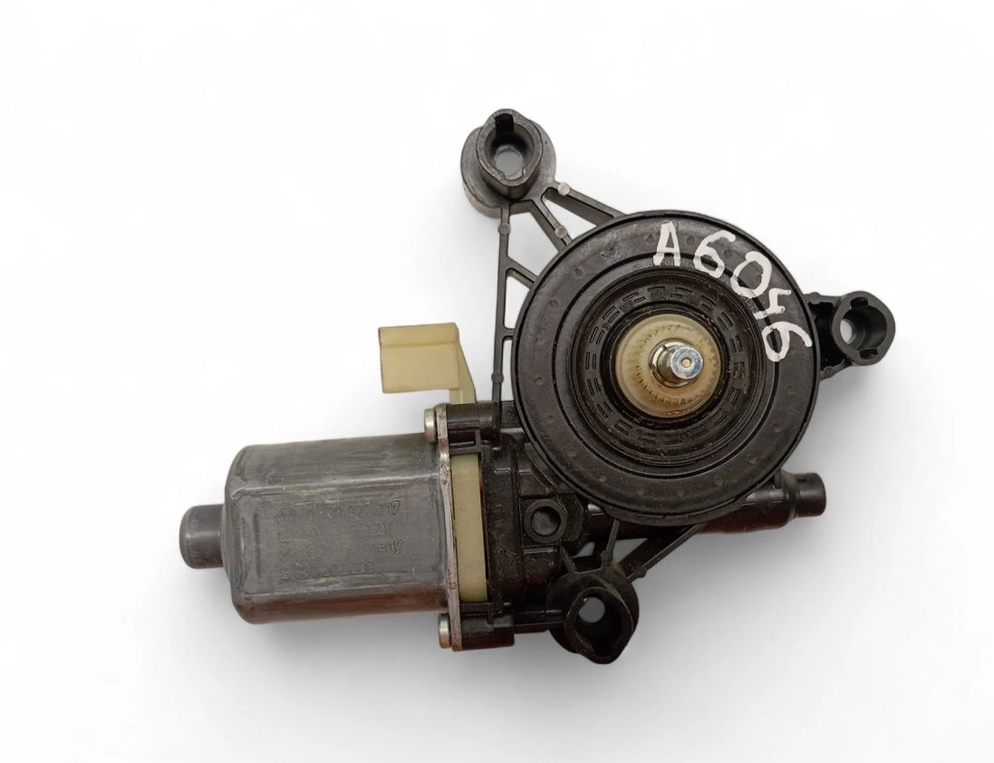 VOLKSWAGEN Golf 7 generation (2012-2024) Маторчик стеклоподъемника передней левой двери 5Q0959801B 31493617