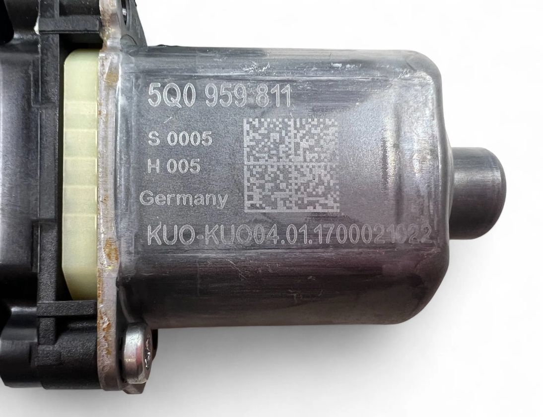 VOLKSWAGEN Golf 7 generation (2012-2024) Aizmugurējo kreiso durvju loga pacēlāja motorīts 5Q0959811 32792452