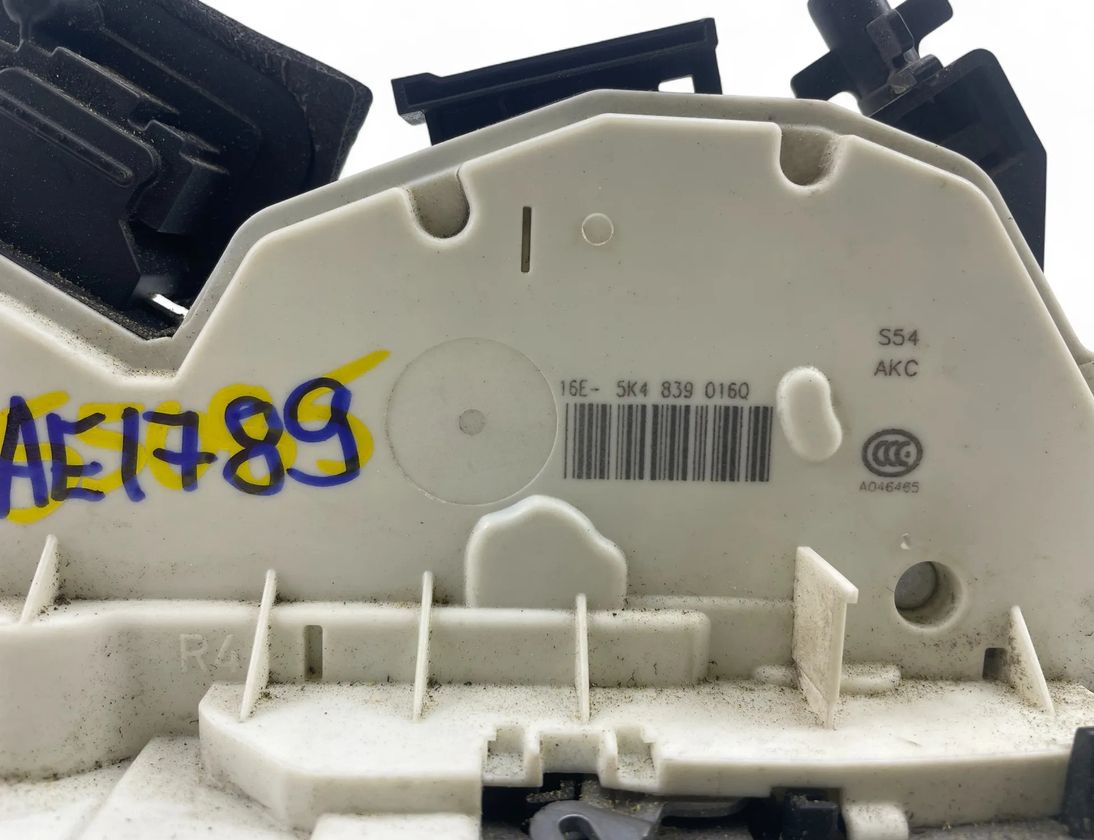 VOLKSWAGEN Golf 6 generation (2008-2015) Aizmugurējā labā durvju slēdzene 5K4839016Q 32974430