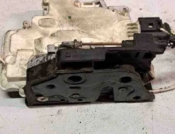 VOLKSWAGEN Passat B7 (2010-2015) Priekšējo labo durvju slēdzene 1J0973714 32640351