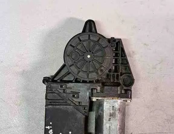 VOLKSWAGEN Passat B5 (1996-2005) Priekšējo kreiso durvju logu pacēlāja motorīts 105415301,05074240,S0001081200 32640815