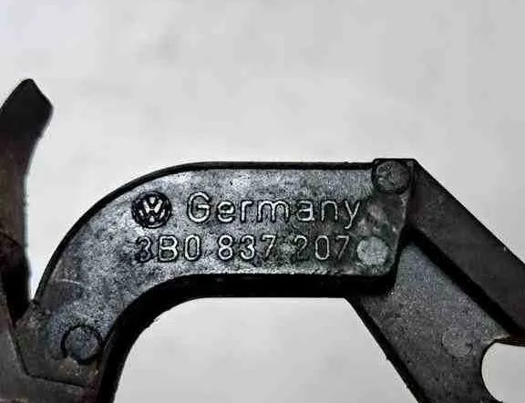 VOLKSWAGEN Passat B6 (2005-2010) Наружная ручка боковых правых дверей 3B0837207 32641923