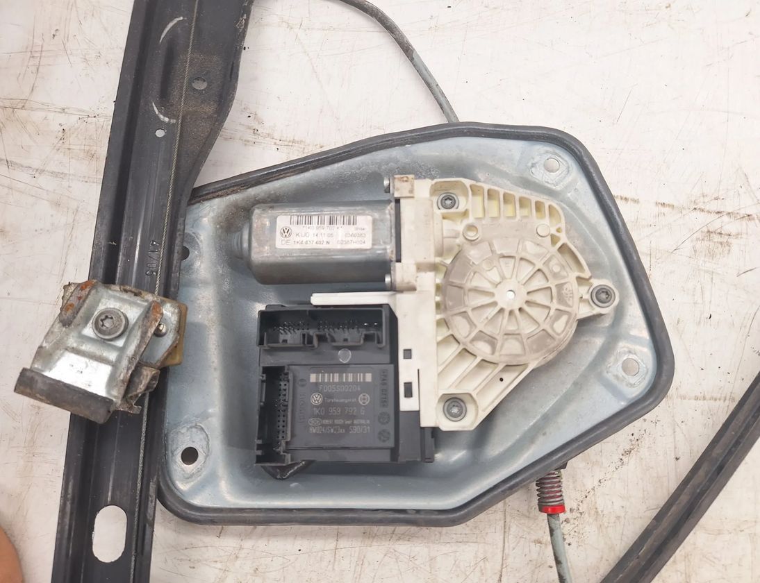 VOLKSWAGEN Golf 5 generation (2003-2009) Priekšējo labo durvju logu pacēlājs 1K0959702K 25691199