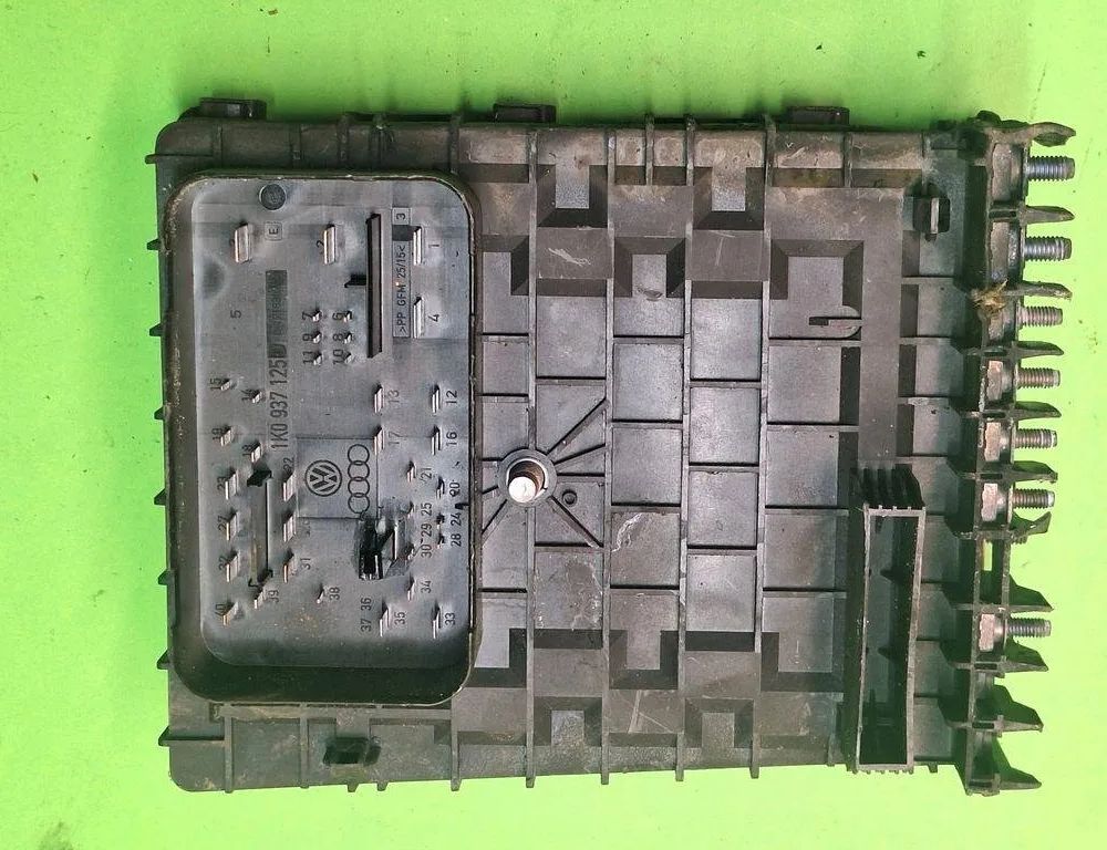 VOLKSWAGEN Golf 8 generation (2019-2023) Drošinātāju kārba 8K2209112909 31626194