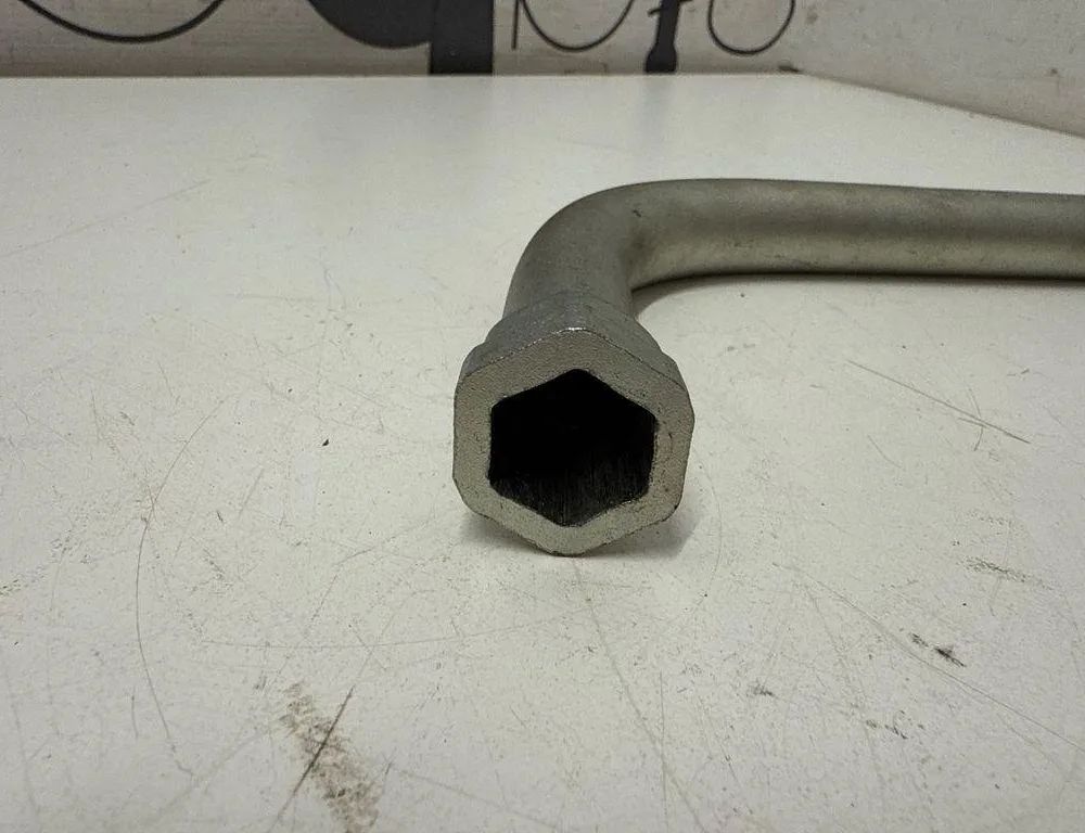 AUDI A4 B9/8W (2015-2024) Ключ для болтов колес 8N0012219 32202807