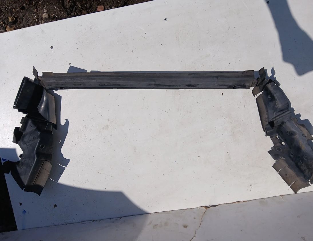 MERCEDES-BENZ E-Class W211/S211 (2002-2009) Radiatora gaisa novirzītājs A2115050030 31443155