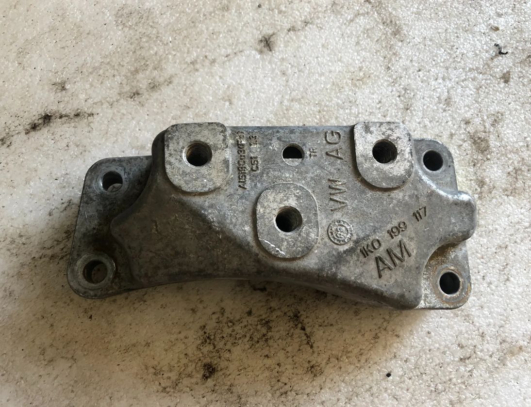 VOLKSWAGEN Passat B6 (2005-2010) Кронштейн крепления коробки передач 1K0199117,1K0199117AM 13499922