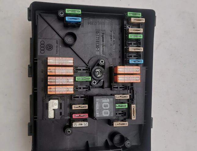 VOLKSWAGEN Caddy 3 generation (2004-2015) Блок предохранителей 1K0937125 10820932