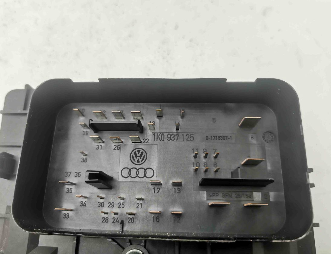 VOLKSWAGEN Caddy 3 generation (2004-2015) Блок предохранителей 1K0937125 10820932