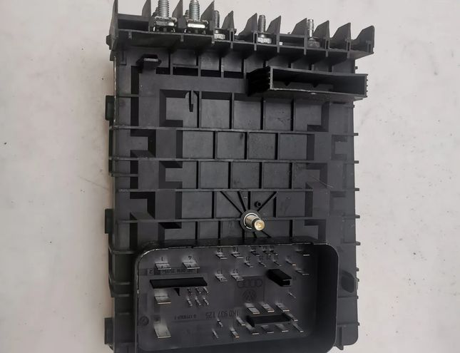VOLKSWAGEN Caddy 3 generation (2004-2015) Блок предохранителей 1K0937125 10820932