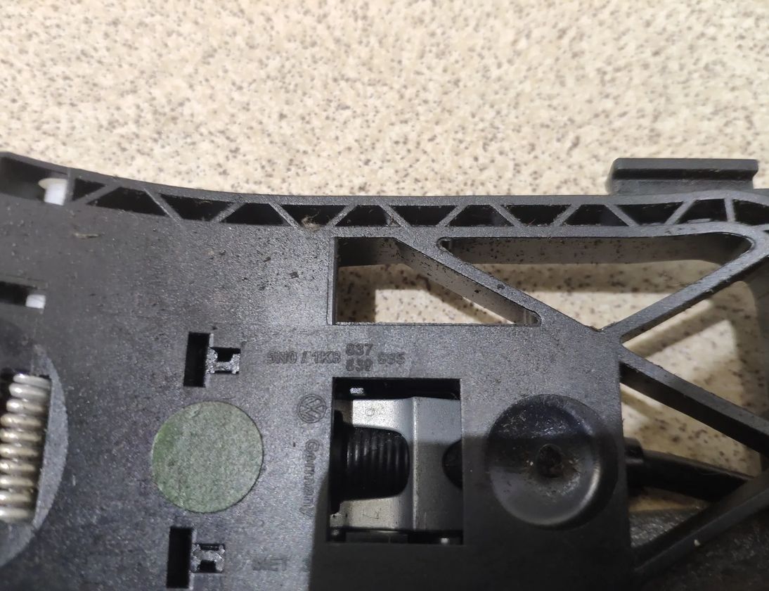 VOLKSWAGEN Touareg 2 generation (2010-2018) Кронштейн ручки передней правой двери 5N0837385,7P6839885,7P0837017 12247979