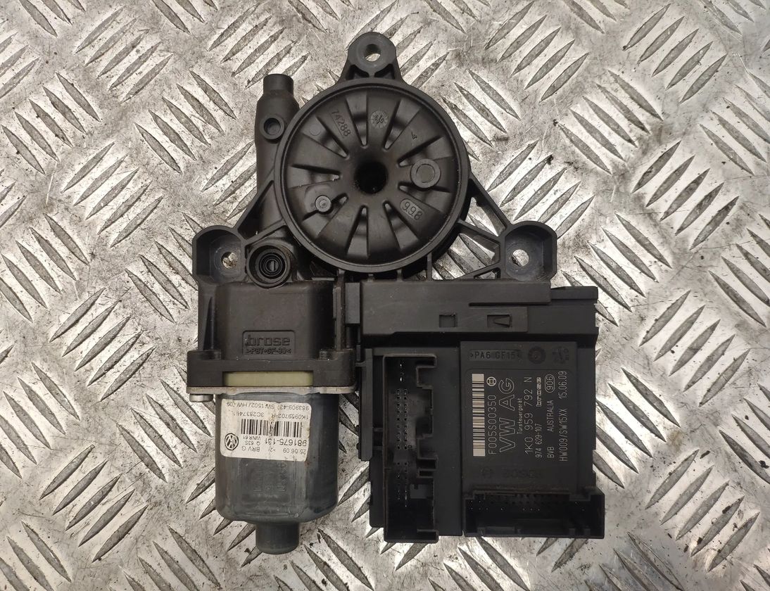VOLKSWAGEN Passat B6 (2005-2010) Priekšējo labo durvju logu pacelšanas motorīts 1K0959702AR,1K0959792N 13994217