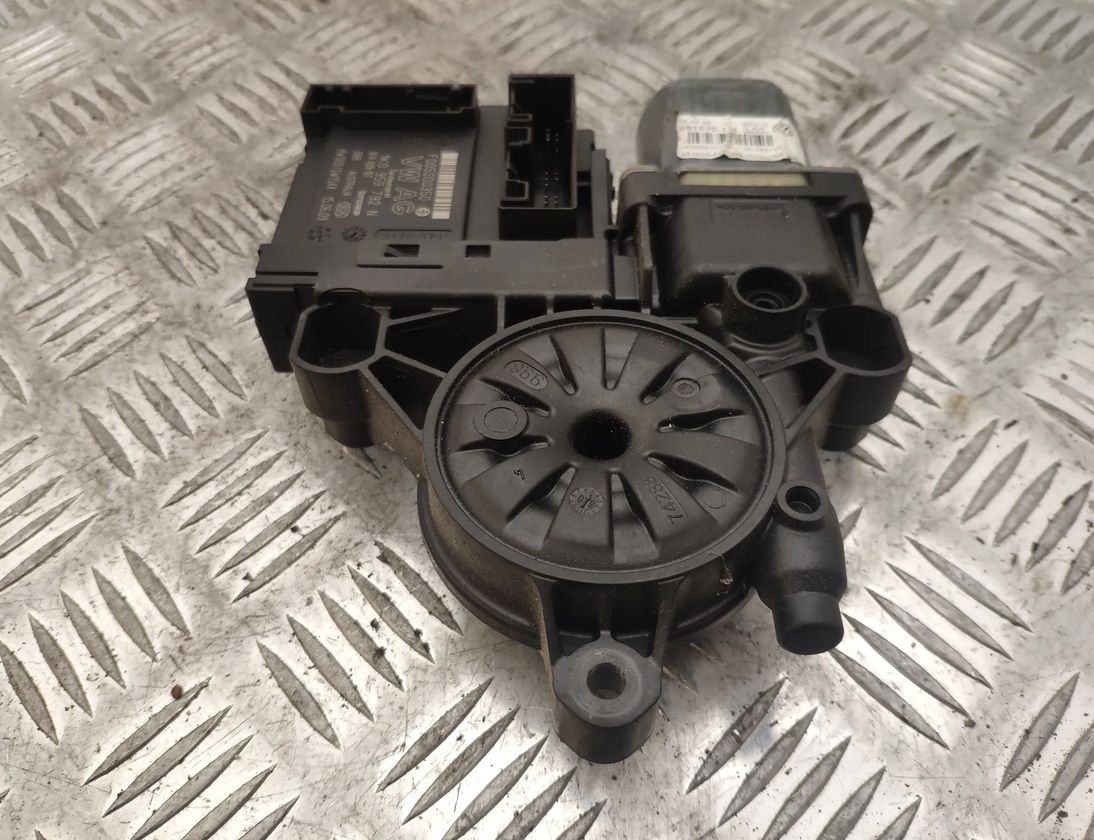 VOLKSWAGEN Passat B6 (2005-2010) Priekšējo labo durvju logu pacelšanas motorīts 1K0959702AR,1K0959792N 13994217