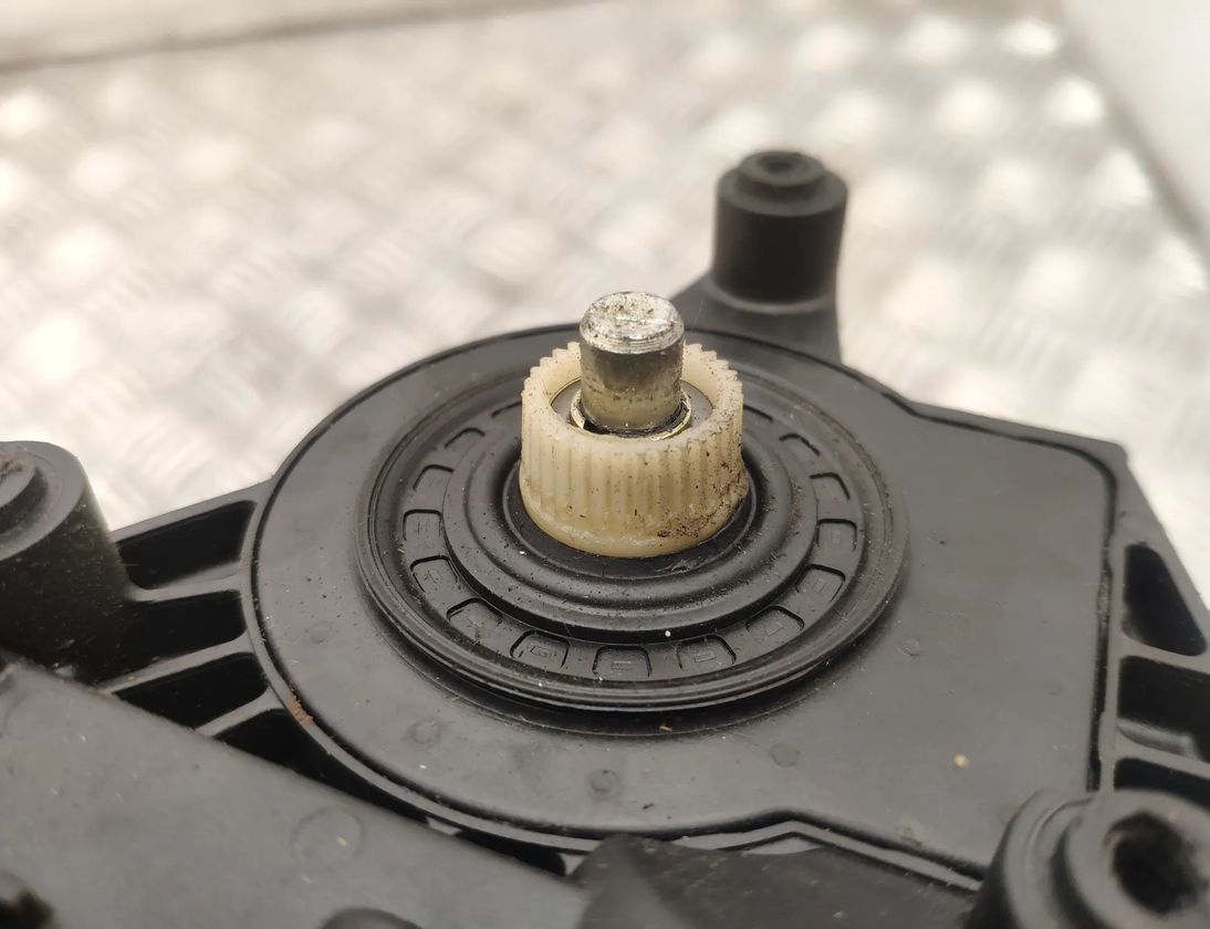 VOLKSWAGEN Passat B5 (1996-2005) Моторчик стеклоподъемника задней левой двери 3B9839751K,0130821697 13994223