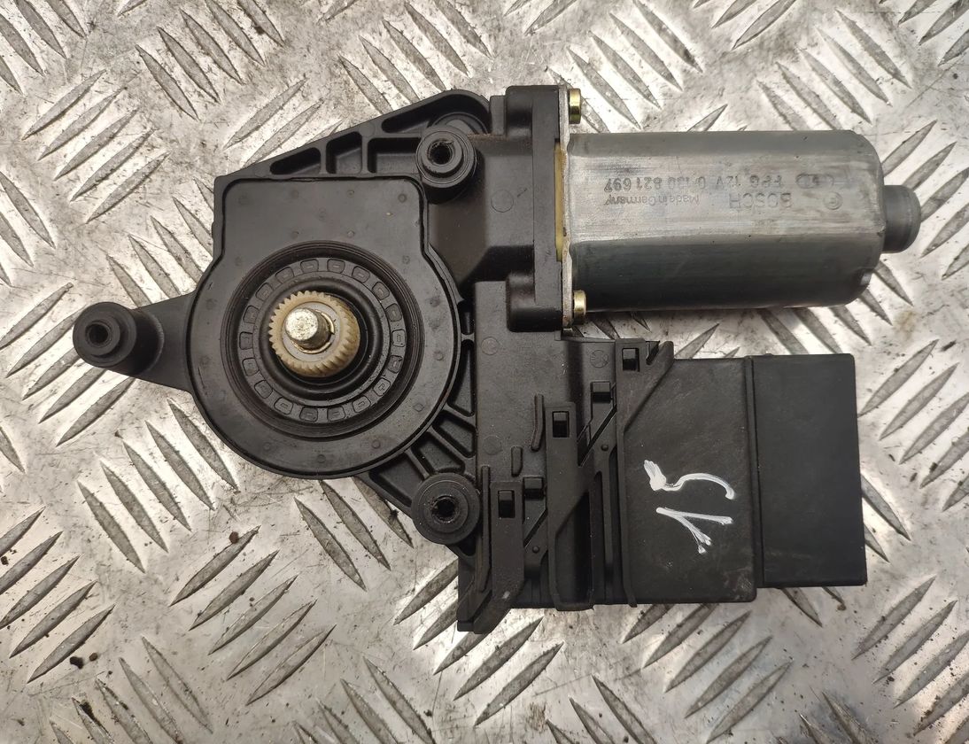 VOLKSWAGEN Passat B5 (1996-2005) Моторчик стеклоподъемника задней левой двери 3B9839751K,0130821697 13994223