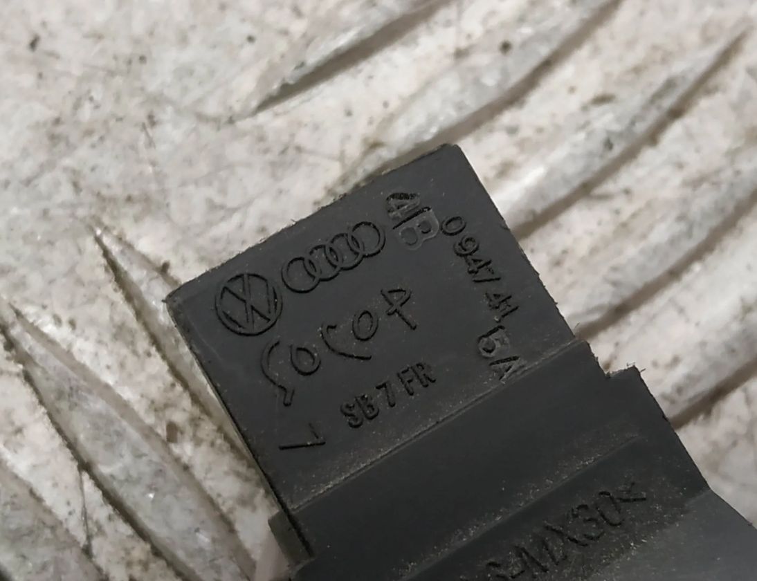 AUDI A8 D4/4H (2010-2018) Salona apgaismojums 4B0947415A 16901752