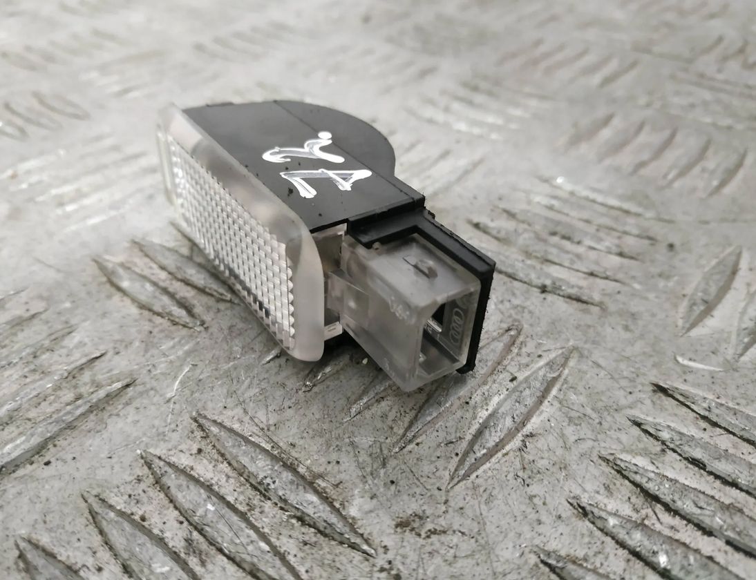 AUDI A8 D4/4H (2010-2018) Salona apgaismojums 4B0947415A 16901752