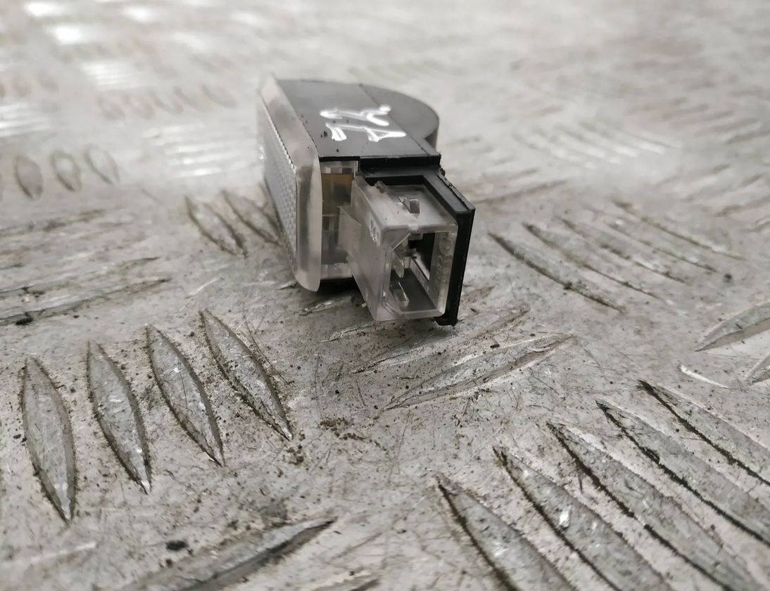 AUDI A8 D4/4H (2010-2018) Salona apgaismojums 4B0947415A 16901752