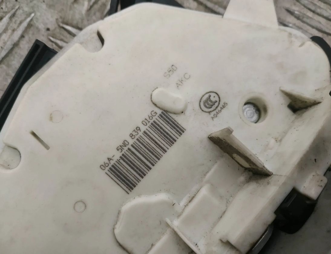 VOLKSWAGEN Passat CC 1 generation (2008-2017) Aizmugurējā labā durvju slēdzene 5N0839016G 17131107