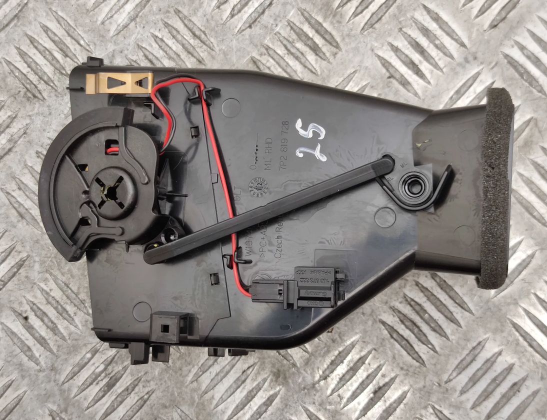 VOLKSWAGEN Touareg 2 generation (2010-2018) Dashboard Air Vents 7P2819728 17305075