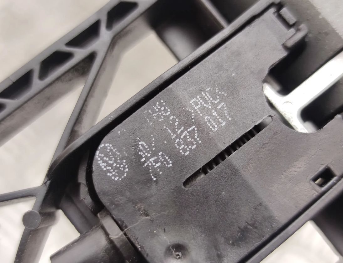 VOLKSWAGEN Touareg 2 generation (2010-2018) Кронштейн ручки задней левой двери 5N0839885H,7P0837017 17523968