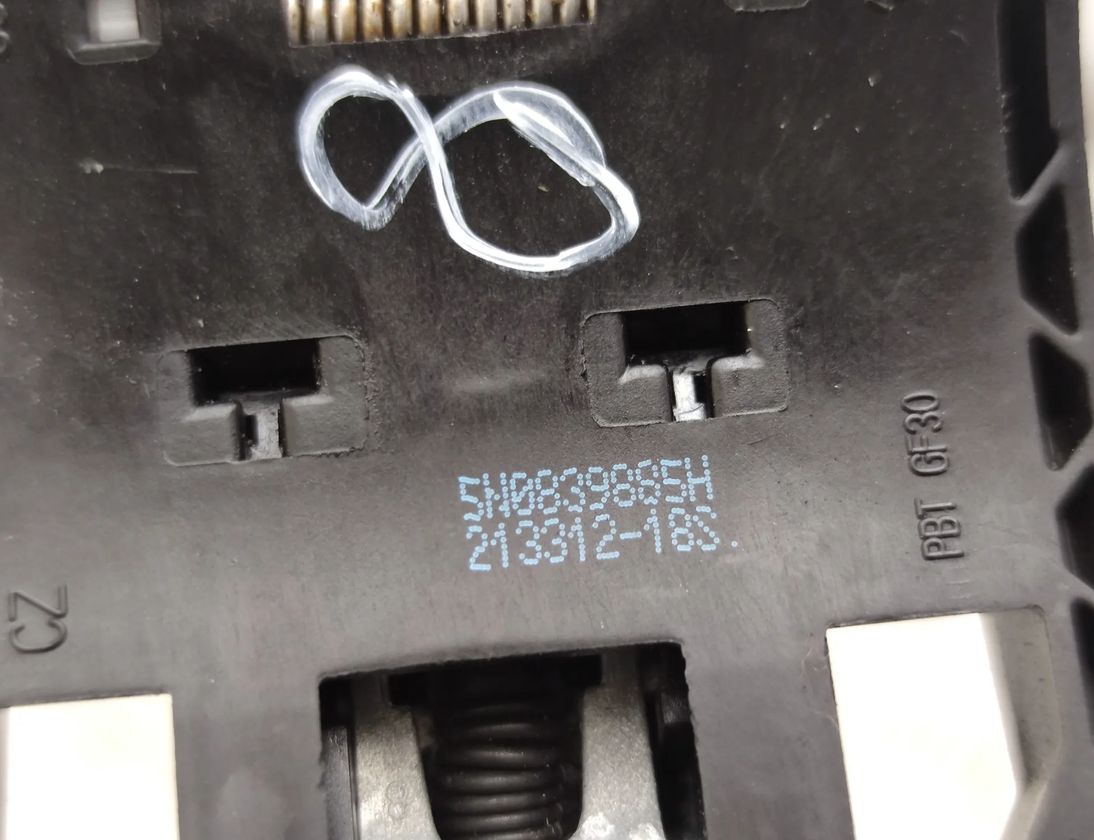 VOLKSWAGEN Touareg 2 generation (2010-2018) Кронштейн ручки задней левой двери 5N0839885H,7P0837017 17523968