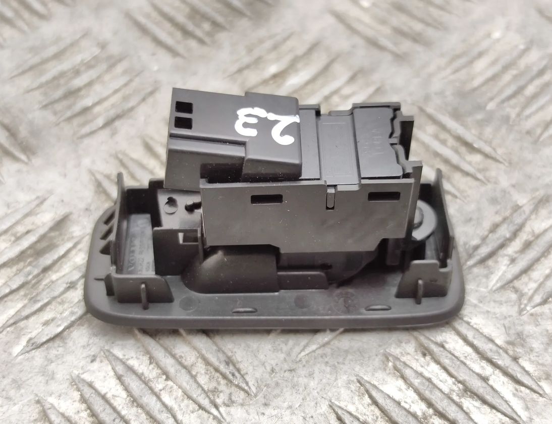 VOLVO V40 Cross Country 1 generation (2012-2020) Aizmugurējo kreiso durvju loga pacēlāja slēdži 31394840 17679432