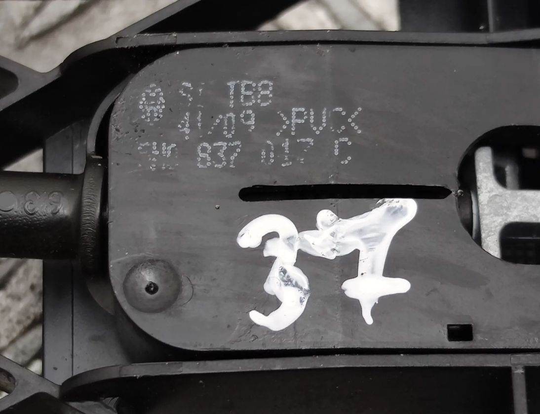 VOLKSWAGEN Tiguan 1 generation (2007-2017) Кронштейн ручки передней левой двери 5N0837017C,5N0837885 17947632