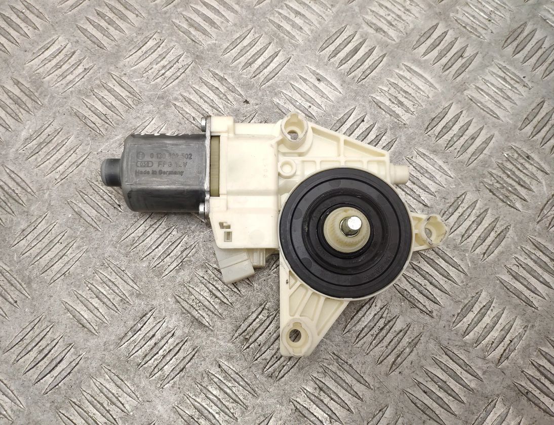 MERCEDES-BENZ C-Class W204/S204/C204 (2004-2015) Priekšējo labo durvju logu pacelšanas motorīts A2048200242 21718465