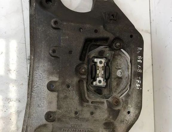 AUDI A4 B8/8K (2011-2016) Кронштейн крепления коробки передач 8K0399263AF,8K0399151 32207625