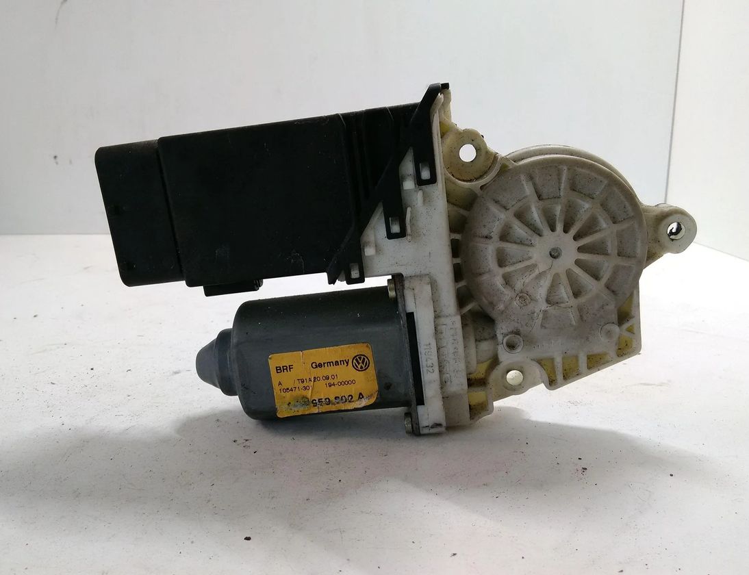 VOLKSWAGEN Golf 4 generation (1997-2006) Priekšējo kreiso durvju logu pacēlāja motorīts 105405301 28377451