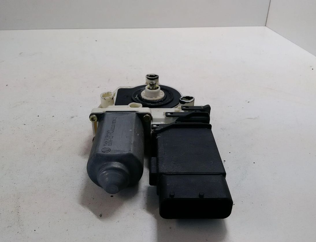 VOLKSWAGEN Golf 4 generation (1997-2006) Priekšējo kreiso durvju logu pacēlāja motorīts 105405301 28377451