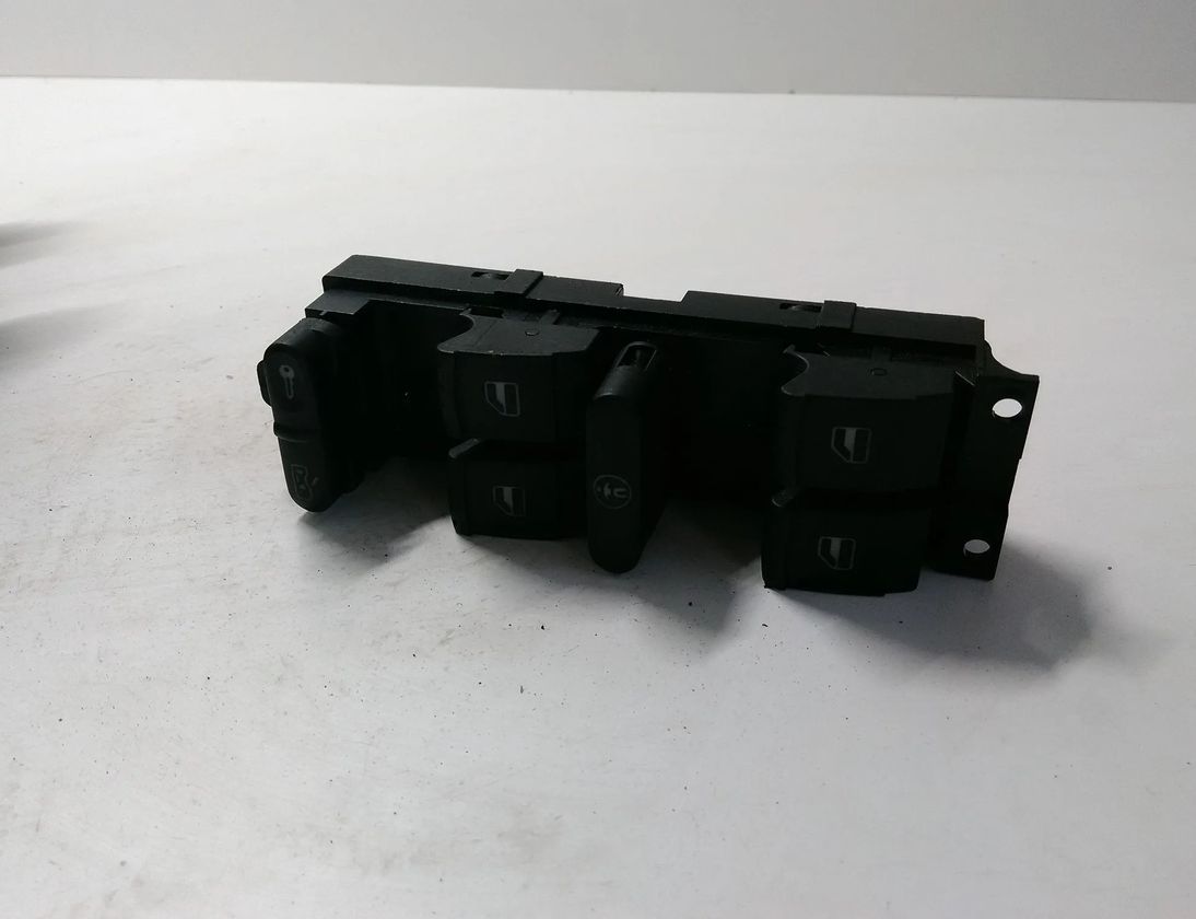 VOLKSWAGEN Passat B5 (1996-2005) Aizmugurējo labo durvju loga pacelšanas slēdzis F005S00011,1J4959857 28389664