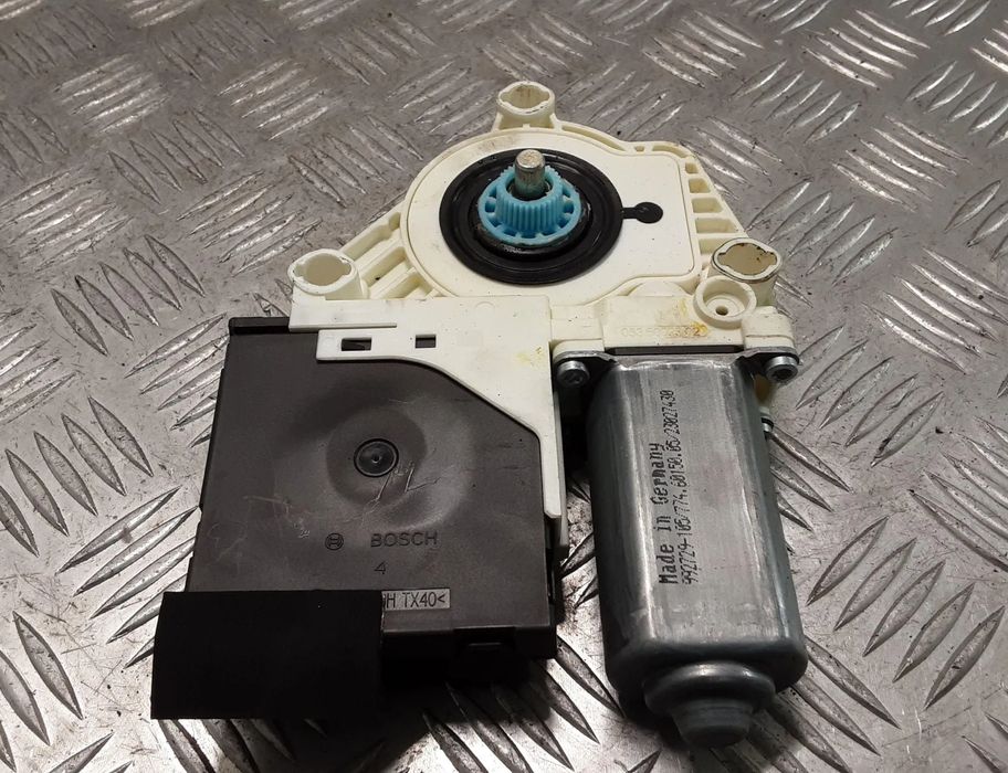 VOLKSWAGEN Passat B5 (1996-2005) Front Left Door Window Regulator Motor 1K0959792L 28434329