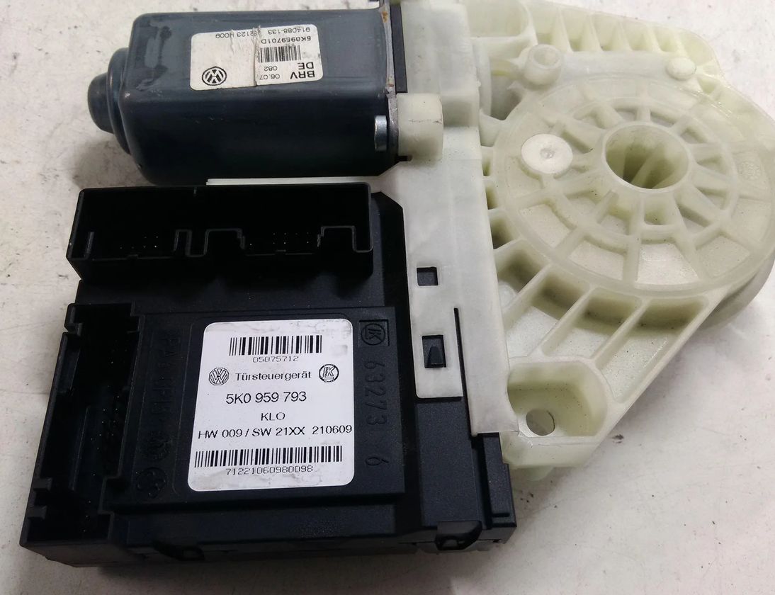 VOLKSWAGEN Golf 6 generation (2008-2015) Маторчик стеклоподъемника передней левой двери 5K0959701D,5K0959793 28437821