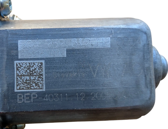 VOLKSWAGEN Passat B8 (2014-2023) Aizmugurējo kreiso durvju loga pacēlāja motorīts 5Q4959812H 31390196