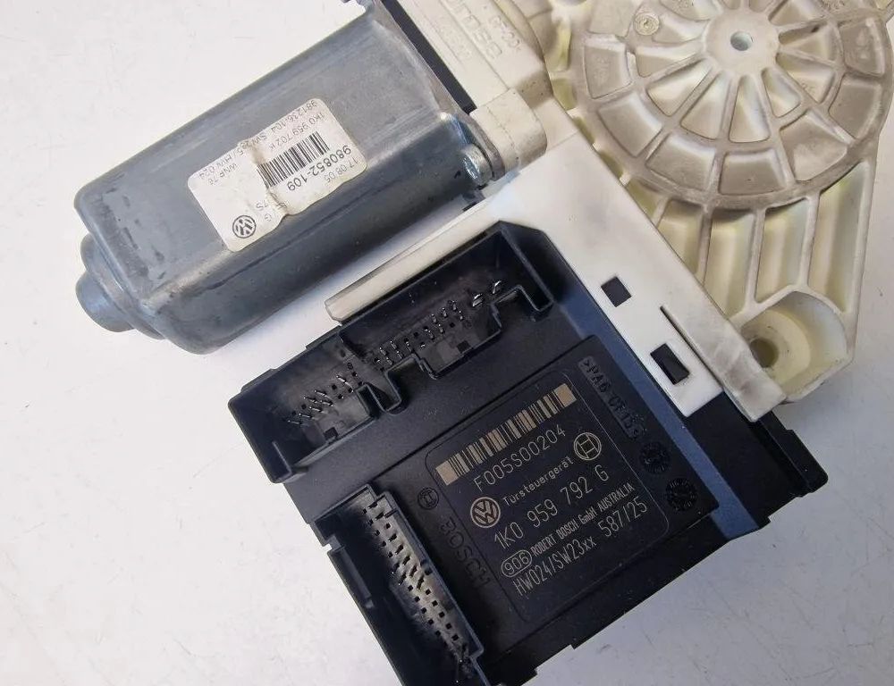 VOLKSWAGEN Passat B6 (2005-2010) Маторчик стеклоподъемника передней левой двери 1K0959792G,1K0959702K 31234830