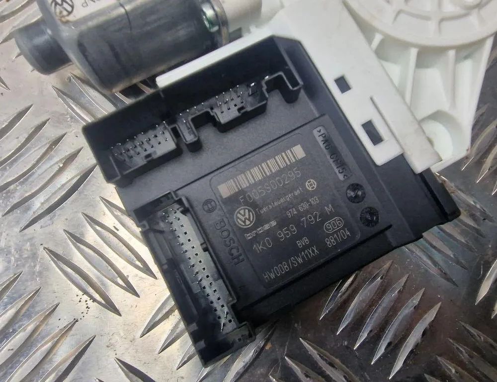 VOLKSWAGEN Variant VII TDI (2014-2024) Front Left Door Window Regulator Motor 1K0959792M 31234990