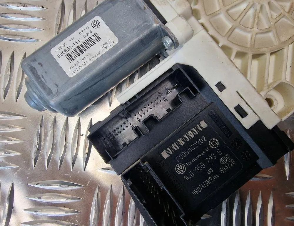 VOLKSWAGEN Passat B7 (2010-2015) Front Left Door Window Regulator Motor 1K0959793G 31235732