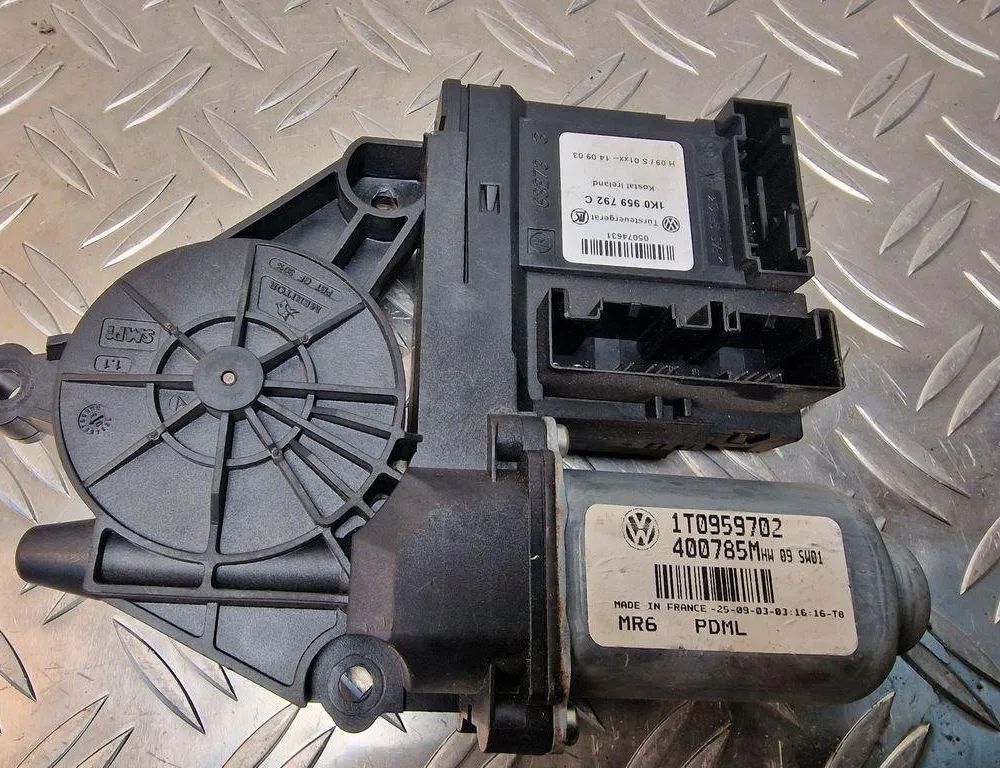 VOLKSWAGEN Touran 1 generation (2003-2015) Маторчик стеклоподъемника передней правой двери 1K0959792C 31235903
