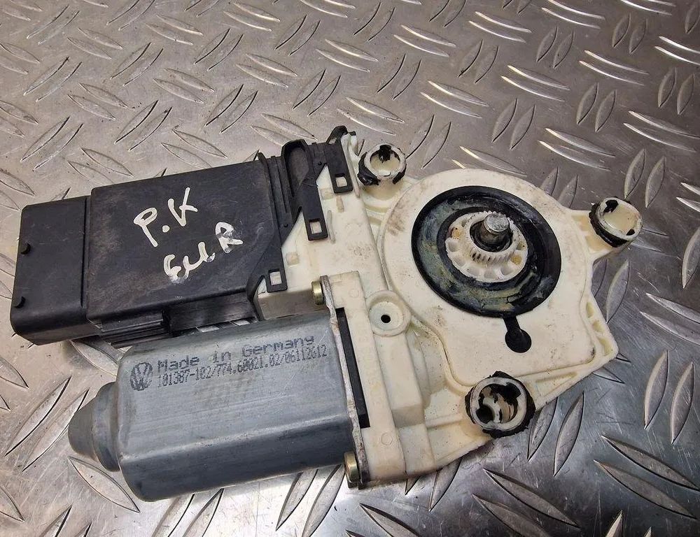 VOLKSWAGEN Golf 7 generation (2012-2024) Маторчик стеклоподъемника передней левой двери 1C1959801A,105404301 31236175